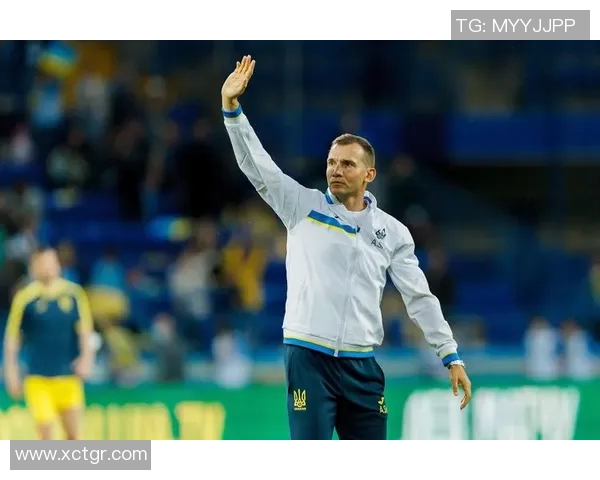 帅气足球明星转型教练之路揭秘：从绿茵场到战术板的华丽蜕变